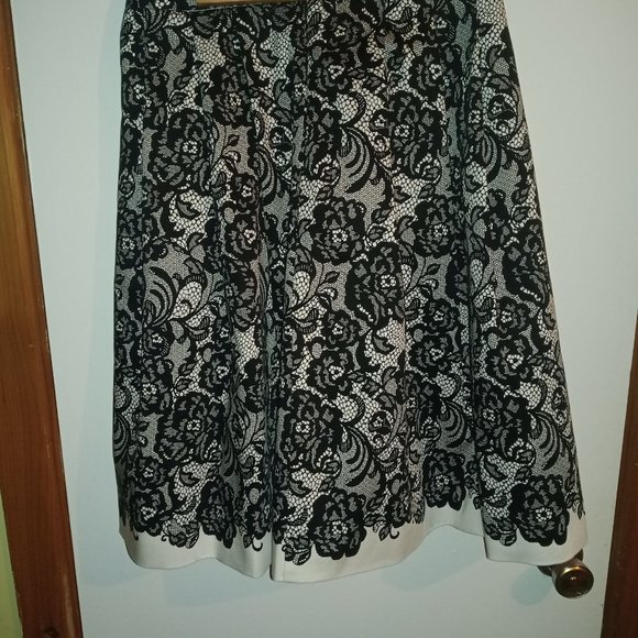 White House Black Market Black & White Flower Print Skirt - Picture 1 of 3